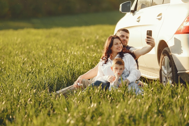 Familia feliz con su nuevo auto